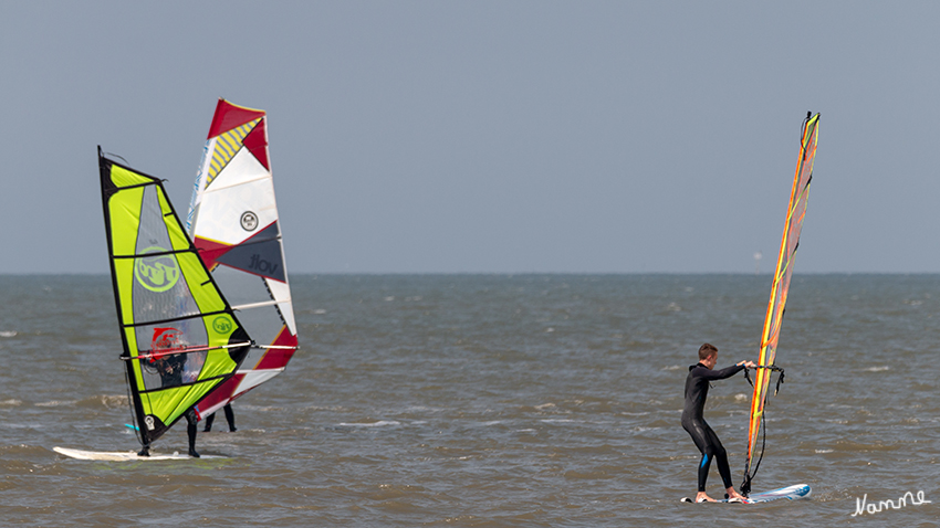 Windsurfer
man kann etwa 2h vor und nach Hochwasser fahren, hat eine Mischung aus Wave- und Kabbelpiste, und die meiste Zeit Stehrevier. Das Stehrevier bleibt – zumindest auf den vorderen 100m – allerdings selbst bei Hochwasser erhalten, der Spot ist also relativ Anfänger- und Welleneinsteiger-tauglich. laut surfspot
Schlüsselwörter: Cuxhaven