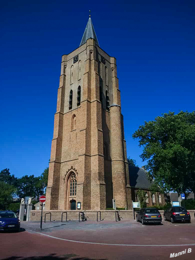 Hervormde Kerk in Oostkapelle
Die Protestantse Kirche ist eine im Kern spätgotische evangelisch-unierte Pfarrkirche zu Oostkapelle (Gemeinde Veere, Provinz Zeeland) in den Niederlanden. Sie wird charakterisiert durch den monumentalen Kirchturm, der die Landschaft auf Walcheren weithin überragt. laut Wikipedia 
Schlüsselwörter: Zeeland; Holland