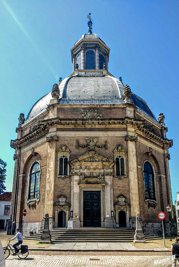 Oostkerk
 ist eine achteckige Kuppelkirche in Middelburg aus den Jahren 1664–1667. Sie wurde als erste größere Kirche der Stadt nach der Reformation speziell für den reformierten Gottesdienst gebaut. Damit ist sie eines der wichtigsten Beispiele des frühen protestantischen Kirchenbaus in den Niederlanden. laut Wikipedia
Schlüsselwörter: Zeeland; Holland