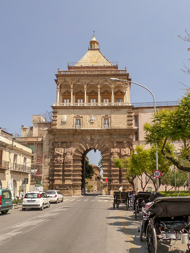 Palermoimpressionen
Porta Nuova
Schlüsselwörter: Italien