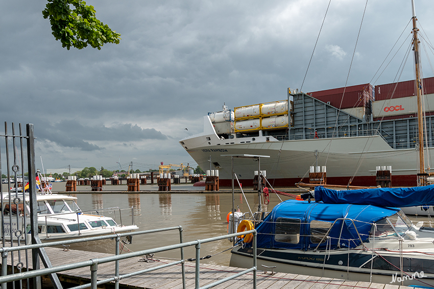 Brunsbüttel
Gerade aus der Schleuse gefahren
Schlüsselwörter: Cuxhaven