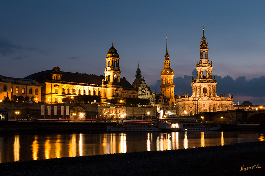 Dresden - Hofkirche
links das Sächsisches Ständehaus und Residenzschloss 
rechts die angestrahlte Hofkirche
Schlüsselwörter: Dresden, Hofkirche