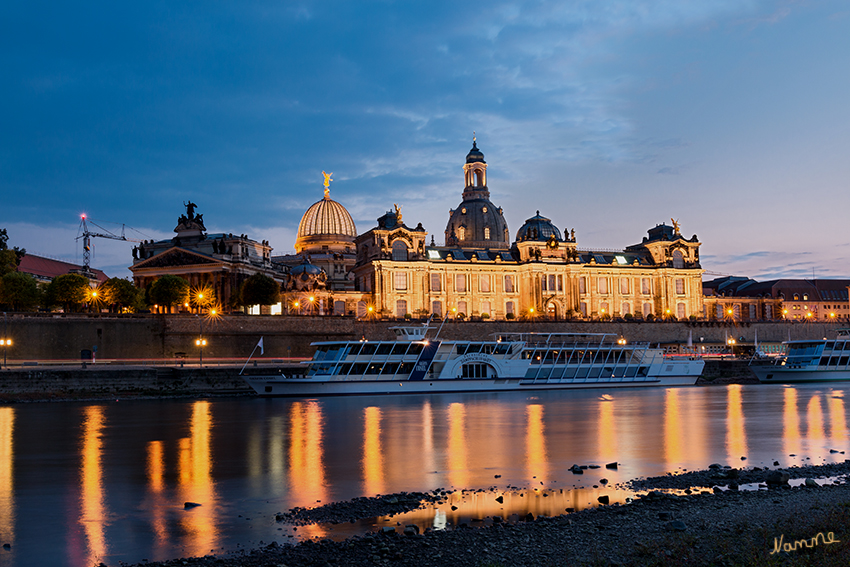 Dresden - Skyline
In der Mitte die Kuppel der Frauenkirche und links dazu die Zitronenpresse der Kunsthalle 
Schlüsselwörter: Dresden, Skyline