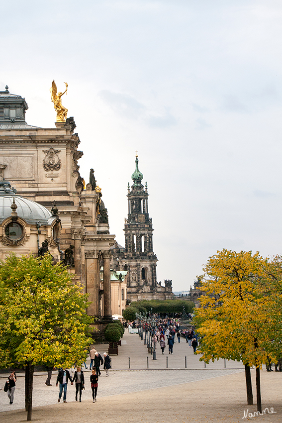 Dresden - Hofkirche
Die Katholische Hofkirche in Dresden, geweiht der heiligsten Dreifaltigkeit (Sanctissimae Trinitatis), ist Kathedrale des Bistums Dresden-Meißen sowie eine Stadtpfarrkirche Dresdens. Sie wurde unter Kurfürst Friedrich August II. von Sachsen durch Gaetano Chiaveri von 1739 bis 1755 im Stil des Barocks errichtet. Im Jahr 1964 bereits zur Konkathedrale erhoben, wurde sie 1980 durch die Verlegung des Bischofssitzes von Bautzen nach Dresden zur Kathedrale des Bistums Dresden-Meißen. laut Wikipedia
Schlüsselwörter: Dresden, Hofkirche