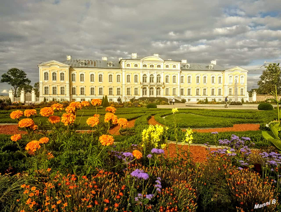 Schloss Rundāle
(auch: Schloss Ruhenthal, Schloss Ruhental und Schloss Ruhendahl, lettisch Rundāles pils) ist ein seit 1920 im Staatsbesitz befindliches Barockschloss in der lettischen Region Semgallen, 10 Kilometer westlich der Stadt Bauska gelegen. Es wird oft als das Versailles des Baltikums bezeichnet. laut Wikipedia
Schlüsselwörter: Lettland