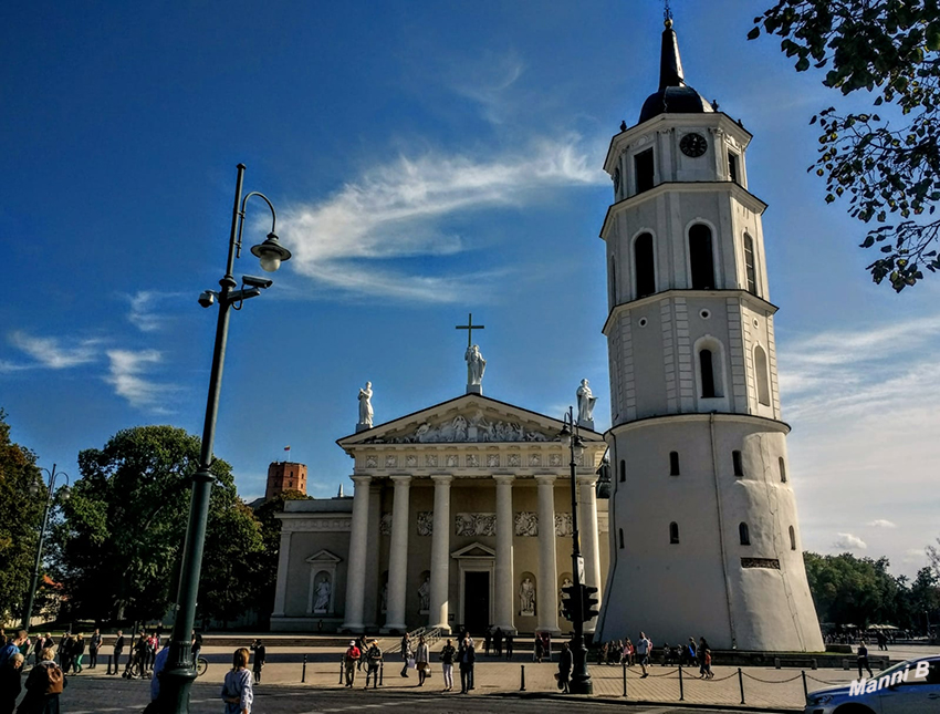 Vilnius
Die Vilniusser Kathedrale St. Stanislaus und St. Ladislaus ist die römisch-katholische Kathedrale des Erzbistums Vilnius, der Hauptstadt Litauens. Seit 1985 ist sie in den Rang einer Basilica minor erhoben. laut Wikipedia
Schlüsselwörter: Litauen