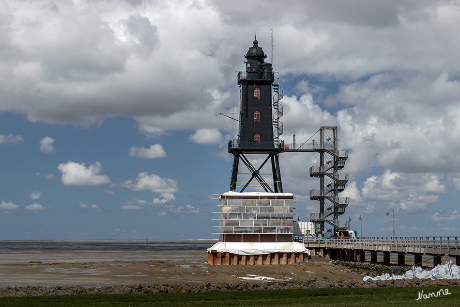 Dorum - Leuchtturm
Das ehemalige Eversand-Oberfeuer steht heute in Dorum-Neufeld. Die Höhe beträgt 37,4 m über Niedrigwasser. Es handelt sich um einen schwarzen, vierseitigen Turm auf Gitterkonstruktion, mit zwei Galerien und runder Laterne. laut Wikipedia
Schlüsselwörter: Cuxhaven
