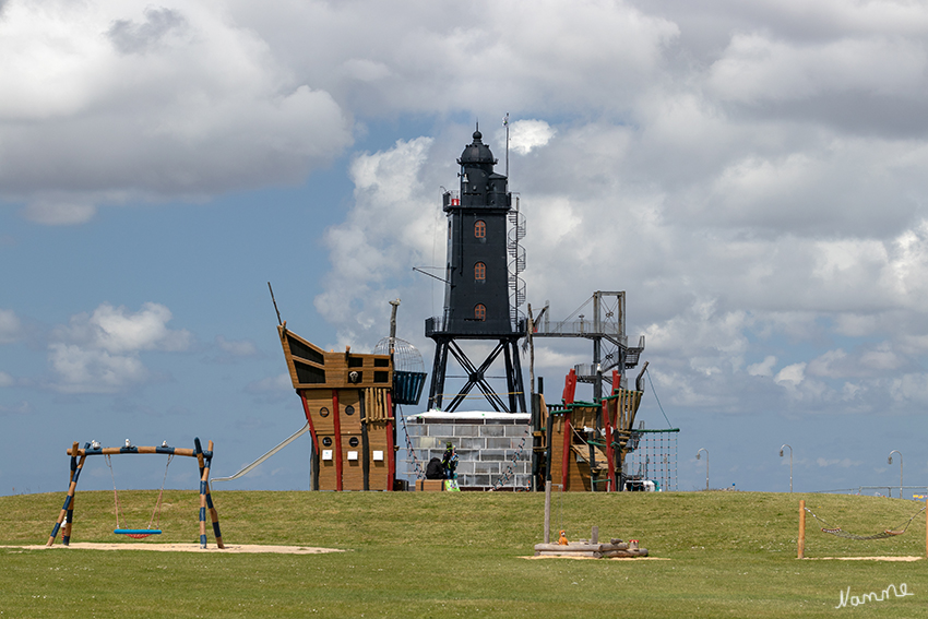 Dorum - Leuchtturm
Vom Kinderspielplatz der Durchblick auf den Leuchtturm Obereversand
Schlüsselwörter: Cuxhaven
