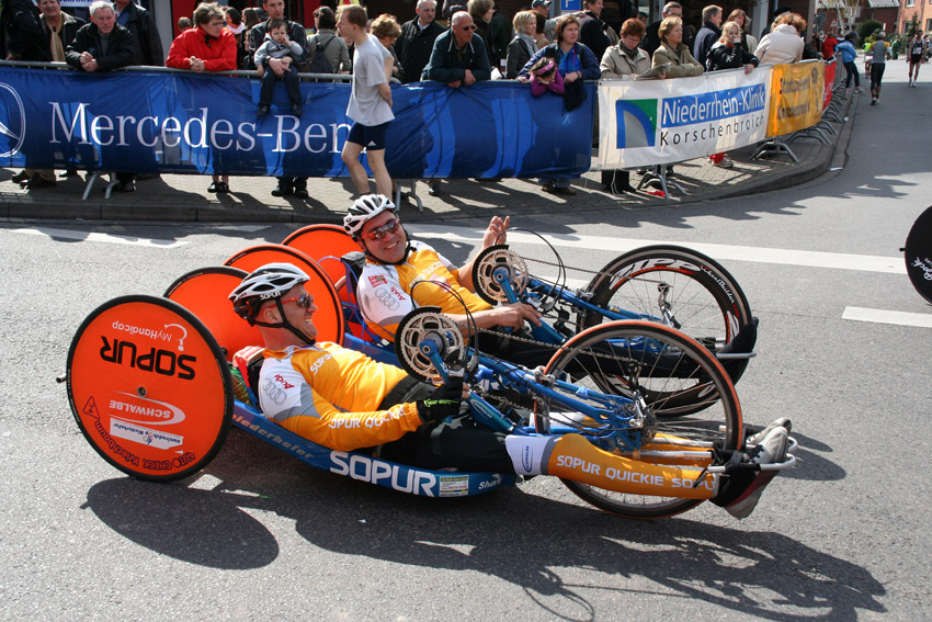 Glücklich im Ziel
Handbiker beim Korschenbroicher Citylauf 2008
Schlüsselwörter: Korschenbroicher Citylauf Handbiker