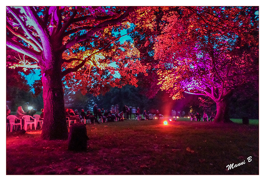 Illumina - Schloß Dyck
Was gibt es Schöneres, als in der Dämmerung durch einen stimmungsvoll beleuchteten Schlosspark zu flanieren? Unvergessliche Augenblicke und beeindruckende Licht- und Klanginszenierungen: Das ist die illumina Schloss Dyck.
laut www.stiftung-schloß-dyck.de
Schlüsselwörter: Illumina Schloß Dyck Baumzauber 2014