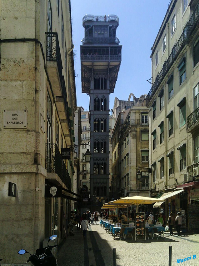 Lissabon
Der Elevador de Santa Justa, auch Elevador do Carmo genannt, ist ein Personenaufzug, der im Stadtzentrum von Lissabon den Stadtteil Baixa mit dem höher gelegenen Stadtteil Chiado verbindet. Errichtet wurde die markante Stahlkonstruktion im Jahre 1902 nach Plänen des Ingenieurs Raoul Mesnier de Ponsard. Der ursprüngliche Antrieb war eine Dampfmaschine, diese wurde jedoch 1907 durch Elektromotoren ersetzt. laut Wikipedia
Schlüsselwörter: Portugal, Lissabon