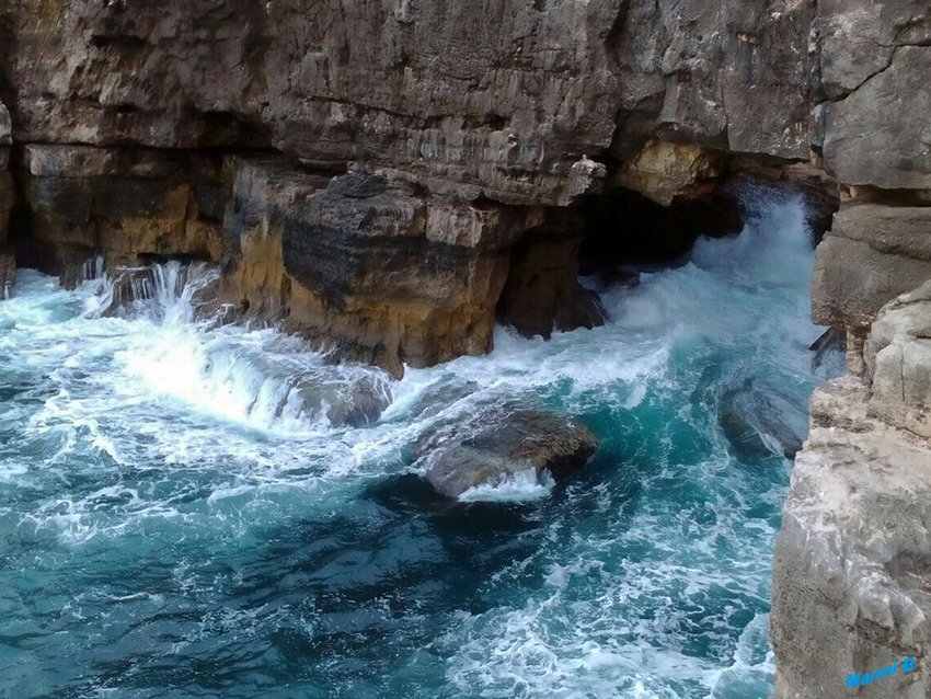 Boca do Inferno
bei Flaute
Die Boca do Inferno (dt.: Höllenmund) ist eine Schlucht in den Küstenklippen nahe der portugiesischen Stadt Cascais.
Das Wasser des Atlantiks hat Zugang zum tiefen Grund der Schlucht. Bei Flut werden die Wellen in die senkrechten „Felsschlote“ gepresst und weit nach oben an Land geschleudert. laut Wikipedia
Schlüsselwörter: Portugal, Boca do Inferno