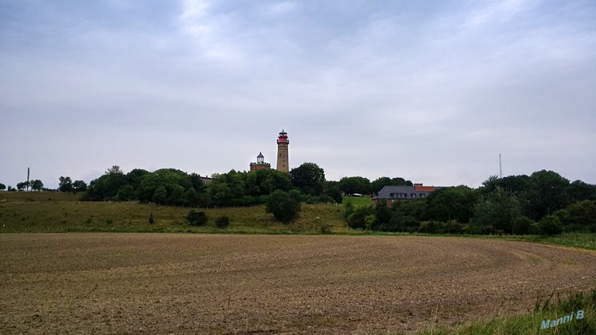 Kap Arkona
Als Leuchtturm Kap Arkona bezeichnet man zwei Seefeuer an der Ostsee in Mecklenburg-Vorpommern mit der internationalen Ordnungsnummer C 1062. Sie befinden sich am Kap Arkona auf der Halbinsel Wittow an der Nordspitze der Insel Rügen. In Sichtweite befindet sich der Peilturm Kap Arkona. laut Wikipedia
Schlüsselwörter: Ostsee, Rügen