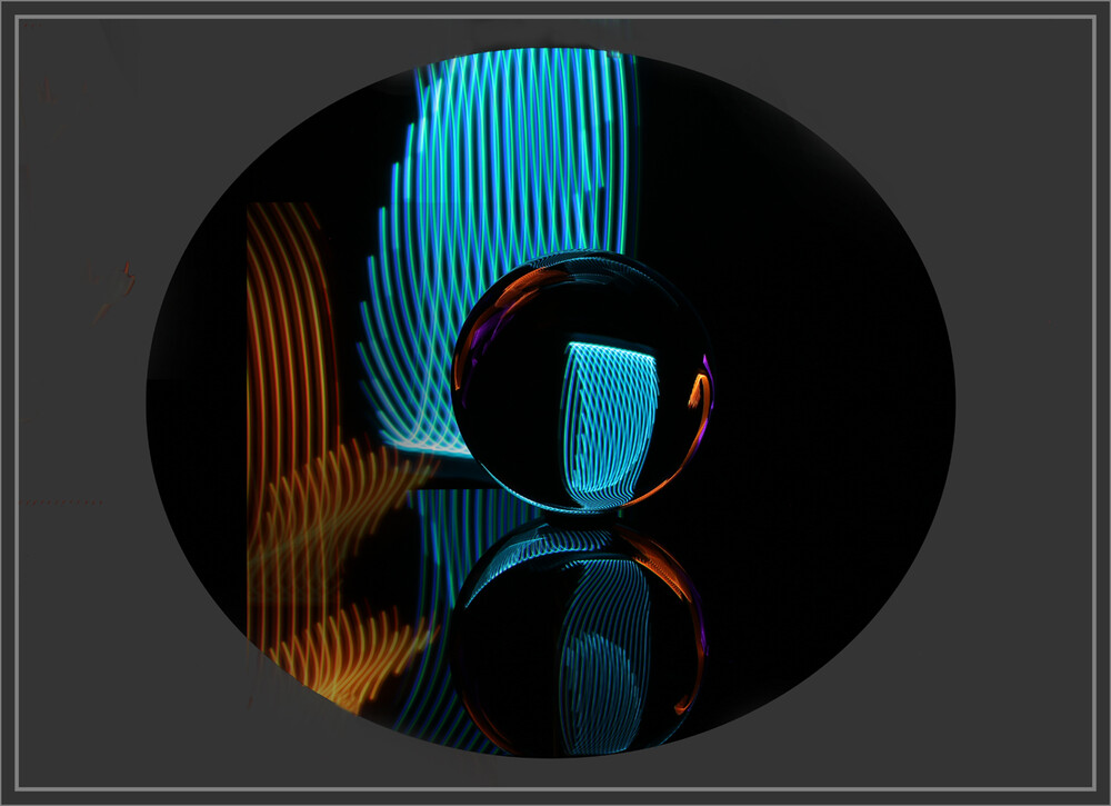 Farbenfroh
Spiegelungen in einer Glaskugel
Elise
Schlüsselwörter: Lichtmalerei; Lightpainting; 2021; Kugel
