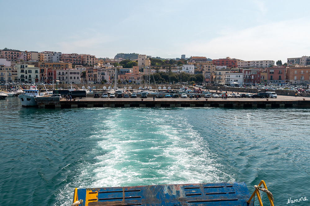 Auf der Fähre
Blick auf den Hafen von Neapfel
Schlüsselwörter: Italien; Ischia