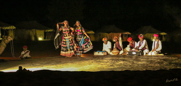 Manvar - Wüstencamp
Im Camp wartete eine Folklore Tanzshow unter freiem Sternenhimmel auf uns. Auf großen Kissen im Schein von Fackeln, lauschten wir der traditionellen Musik und genossen die gereichten Snacks.
Schlüsselwörter: Indien, Manvar, Wüstencamp