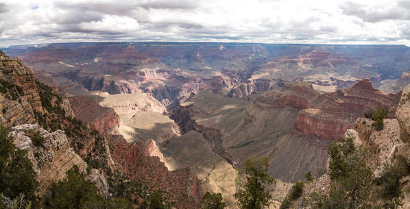 Grand Canyon
Der Grand Canyon offenbart ungeahnte Einblicke in tiefe Canyons und Schluchten. Schluchten, die von den kraftvollen Wassern des Colorado Rivers im Laufe von Jahrmillionen in den Fels des Colorado Plateaus geschliffen wurden. In seinen Felswänden legt der Grand Canyon Millionen Jahre geologischer Geschichte frei. Doch mit dem Bau des Glen Canyon Damms 1963 wurde der Colorado flussabwärts einem Teil seiner Kräfte beraubt. Um dem entgegen zu wirken, werden aktuell Bemühungen zur künstlichen Grand Canyon Flutung unternommen.
Schlüsselwörter: Amerika , Grand Canyon