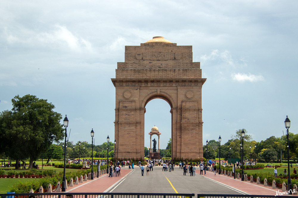Dehli India Gate
Der 42 m hohe Bogen wurde 1921 von Edwin Lutyens nach dem Vorbild des Arc de Triomphe in Paris entworfen. Das Monument erinnert an die Soldaten aus Britisch-Indien, die im Ersten Weltkrieg für das Britische Empire ihr Leben ließen. lt Wikipedia
Schlüsselwörter: 2024
