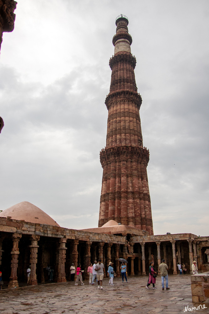 Dehli Qutb-Minar
Das Qutb Minar ist ein Sieges- und Wachturm sowie ein Minarett im Qutb-Komplex in Delhi. Es gilt als frühes Meisterwerk der indo-islamischen Architektur und zählt zu den höchsten Turmbauten der islamischen Welt. Seit 1993 ist es als Teil des Qutb-Komplexes als Weltkulturerbe der UNESCO anerkannt. lt.Wikipedia
Schlüsselwörter: 2024
