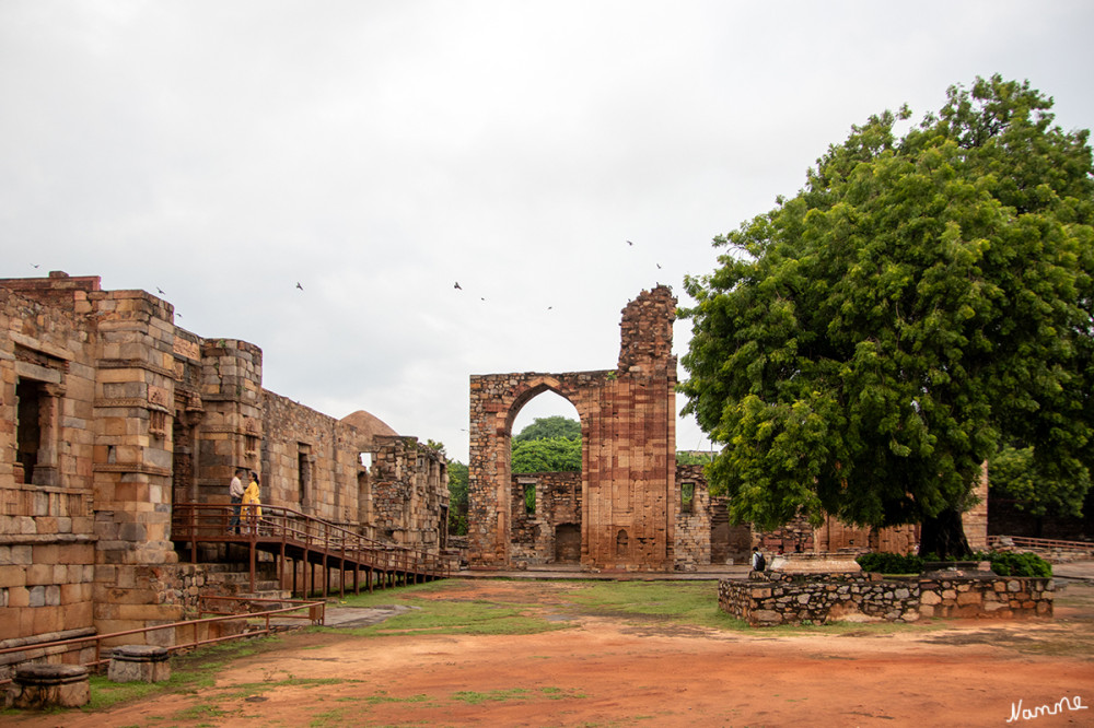 Dehli Qutb-Komplex
Der Qutb-Komplex (manchmal auch Qutub oder Qutab geschrieben) ist ein Gelände in Mehrauli im Süden der indischen Metropole Delhi, auf dem die Ruinen der ersten – nach der muslimischen Eroberung der Stadt erbauten – Moschee Delhis stehen (um 1200). Der Gesamtkomplex wurde von der UNESCO im Jahre 1993 als Weltkulturerbe eingestuft. lt. Wikipedia
Schlüsselwörter: 2024