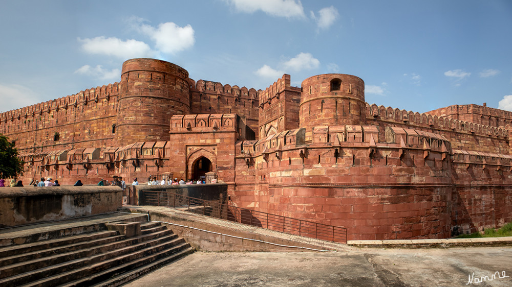 Agra - Das rote Fort
Das Rote Fort liegt am östlichen Rand von Shahjahanabad in Delhi. Das Festungsgelände erstreckt sich entlang des früheren rechten Ufers der Yamuna, die heute jedoch einige hundert Meter weiter östlich fließt. Die Festung wurde zwischen 1639 und 1648 für den Mogulkaiser Shah Jahan erbaut und gehört seit 2007 zum Weltkulturerbe der UNESCO. Ihren Namen erhielt sie von der charakteristischen roten Farbe des für die Festungsmauern verwendeten Sandsteins. lt. Wikipedia
Schlüsselwörter: 2024