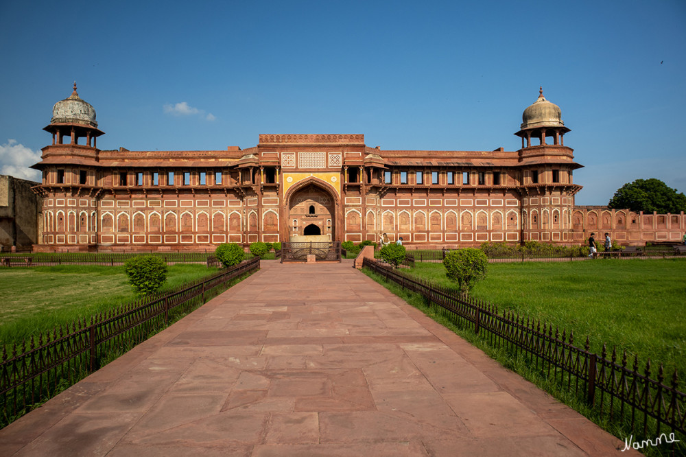 Agra - Das rote Fort  
(Jahangiri Mahal)  Der aus zwei Höfen (76 m x 72 m) bestehende Mehrstöckige Komplex stammt nicht, wie der Name suggeriert, aus der Zeit Jahangirs, sondern wurde bereits von Akbar errichtet. Merkmale sind mit weissem Marmor aufgelockerte Sandsteinfassaden mit ausgeprägten Basreliefs. lt. indien-reise.
Schlüsselwörter: 2024