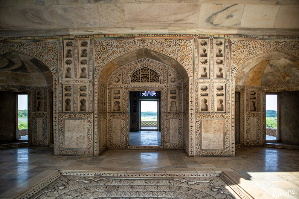 Agra - Das rote Fort
Innenraum des goldenen Pavillions im Fort von Agra mit Brunnen und Pietra Dura-Halbedelsteinarbeit im weißen Marmor. Dies ist das Gebäude in Fort, in dem der Kaiser Shahjahan von seinem Sohn Aurangzeb unter Hausarrest gehalten wurde. lt.indienrundreisen
Schlüsselwörter: 2024