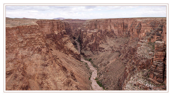 Little Colorado River Gorge
nahe dem Grand Canyon
Der Little Colorado River ist ein Nebenfluss des Colorado Rivers im US-Bundesstaat Arizona. Er weist eine Länge von 507 km auf. Der Fluss ist die Hauptentwässerung der Wüste Painted Desert, deren südwestliche Grenze er bildet, und durchfließt die Navajo Nation, das Indianerreservat der Navajo.

Schlüsselwörter: Amerika Little Colorado River Gorge