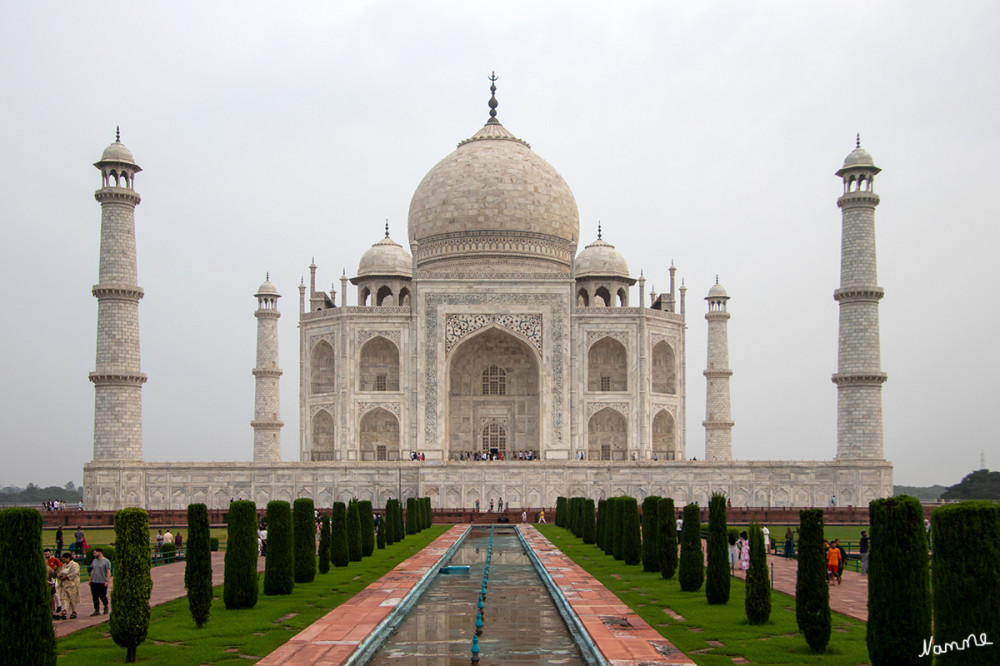 Taj Mahal
Zwischen dem Torbau und dem Mausoleum liegt ein 18 Hektar großer Garten mit einem länglichen Wasserbecken im Zentrum, ein viergeteilter symmetrischen Tschahār Bāgh nach dem Muster des Bagh-e Wafa bei Dschalalabad. lt Wikipedia
Schlüsselwörter: 2024