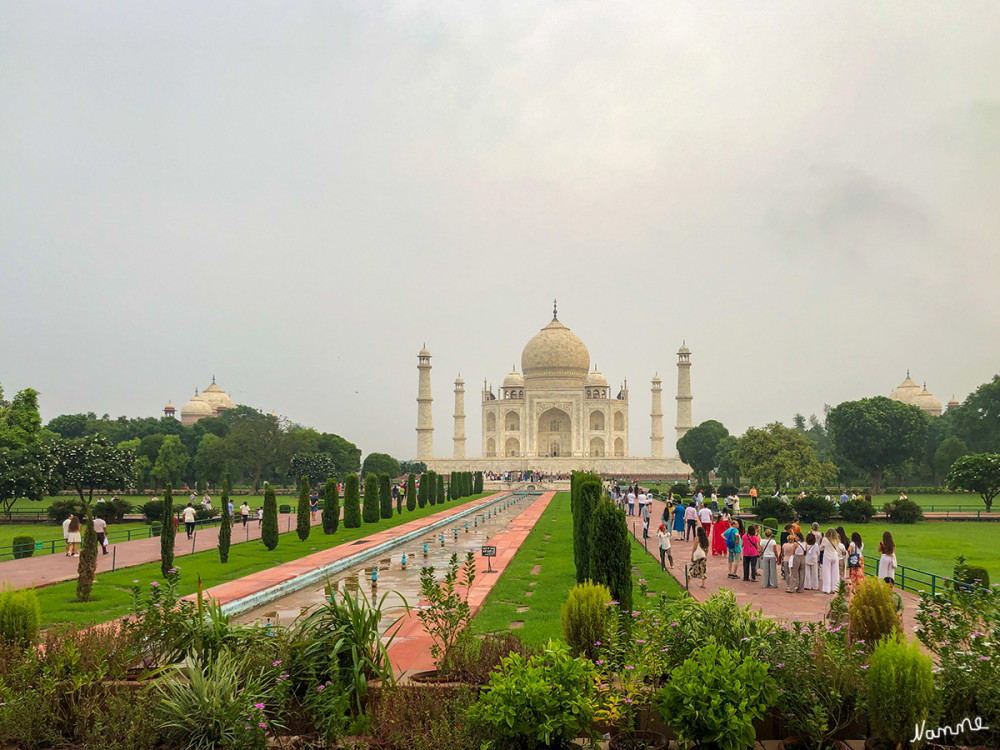 Taj Mahal
Zwischen dem Torbau und dem Mausoleum liegt ein 18 Hektar großer Garten mit einem länglichen Wasserbecken im Zentrum, ein viergeteilter symmetrischen Tschahār Bāgh nach dem Muster des Bagh-e Wafa bei Dschalalabad. lt. Wikipedia

Schlüsselwörter: 2024