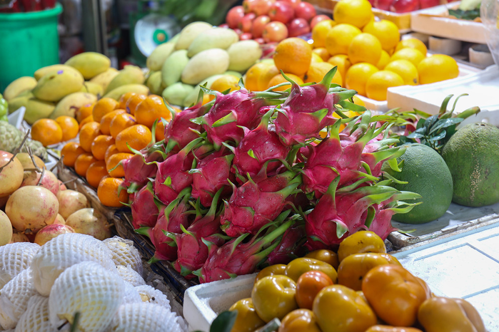 Markt in Mui Ne
Frisches Obst, Gemüse, Fleisch, Fisch, Blumen, Kleidung, Schuhe, Schmuck, Haushaltswaren, Plastikartikel sowie lokale Street-Food-Snacks (z. B. Bánh căn, Bánh bột lọc, Bánh canh chả cá).
Schlüsselwörter: 2026; Vietnam
