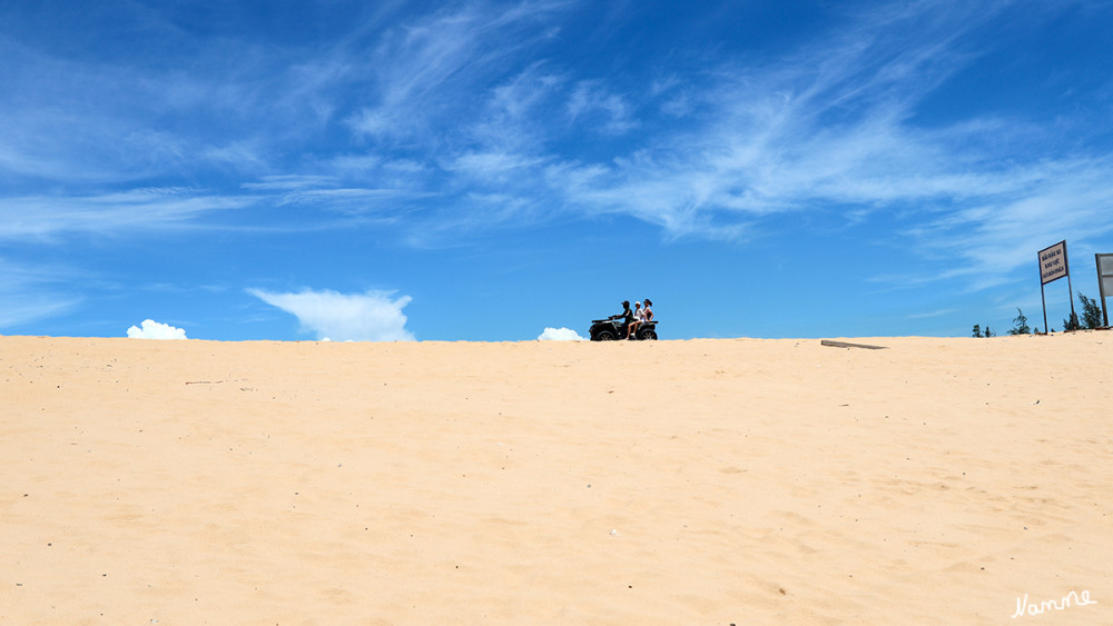 Weiße Düne
Fahrten mit Quads (ATVs) oder Jeeps direkt über die Dünen sind möglich.
Schlüsselwörter: 2026; Vietnam