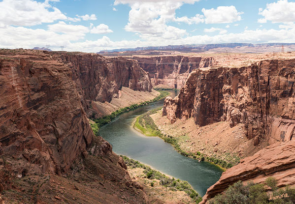 Colorado River - Glen Canyon Dam
Der Colorado (span. für rotgefärbt bzw. gefärbt) ist der größte und wichtigste Fluss im Südwesten von Nordamerika. Er ist 2333 km lang und besitzt ein Wassereinzugsgebiet von 635.000 km². Landwirtschaft, Trinkwasser- und Elektrizitätsversorgung im Südwesten der Vereinigten Staaten und in Teilen Kaliforniens hängen stark vom Wasserregime des Colorado River ab.
laut Wikipedia
Schlüsselwörter: Amerika Page Glen Canyon Dam