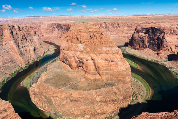 Horseshoe Bend Overlook
Die Canyonwände fallen ungefähr 300 Meter senkrecht ab. Der grüne Colorado und die leuchtenden Canyonwände bieten einen faszinierenden Kontrast.
Schlüsselwörter: Amerika Horseshoe Bend Overlook