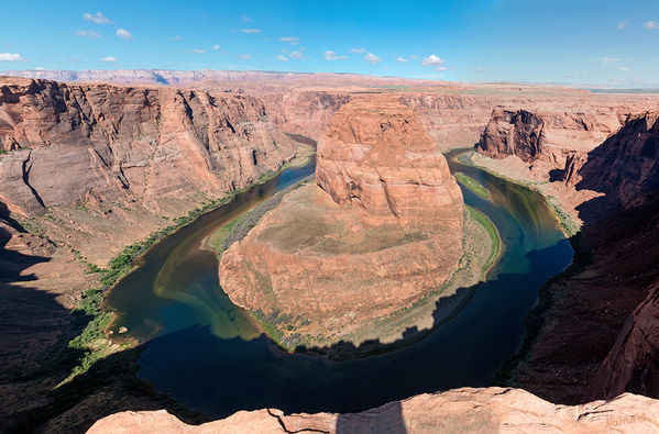 Horseshoe Bend Overlook
Der Horseshoe Bend ist ein hufeisenförmiger Mäander des Colorado River in der Nähe der Stadt Page (Arizona) im US-Bundesstaat Arizona.
Die Schleife ist im lokalen Sprachgebrauch als „King Bend“ bekannt und liegt etwa 10 km stromabwärts vom Glen Canyon Dam und dem Lake Powell in der Glen Canyon National Recreation Area.
laut Wikipedia
Schlüsselwörter: Amerika Horseshoe Bend Overlook