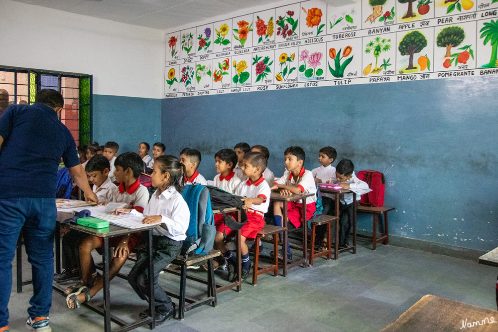 Besuch einer Privatschule 
im Distrikt Karauli. Karauli war Hauptstadt des früheren Fürstenstaates Karauli und ist heute die Hauptstadt des gleichnamigen Distrikts. lt. Wikipedia
Schlüsselwörter: 2024