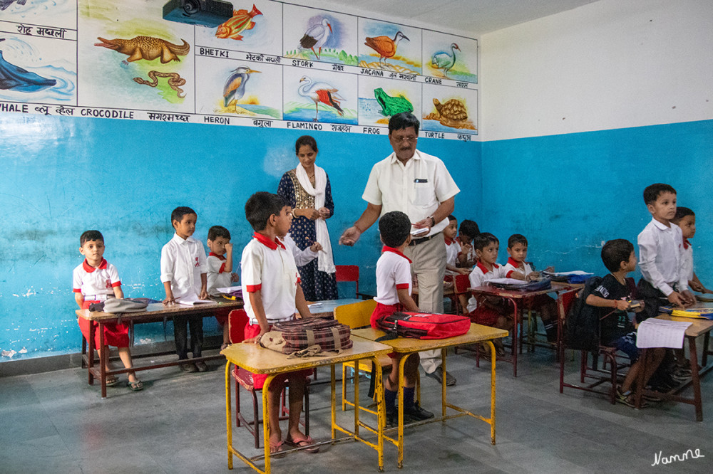 Besuch einer Privatschule
im Distrikt Karauli. Karauli war Hauptstadt des früheren Fürstenstaates Karauli und ist heute die Hauptstadt des gleichnamigen Distrikts. lt. Wikipedia
Schlüsselwörter: 2024