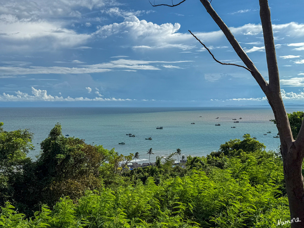 Ausblick aufs Meer
Wir sind an dem Tempel vorbei auf die Anhöhe gestiegen. Dort hatten wir einen schönen Ausblick aufs Meer sowie von der anderen Seite auf den Turm.
Schlüsselwörter: 2026