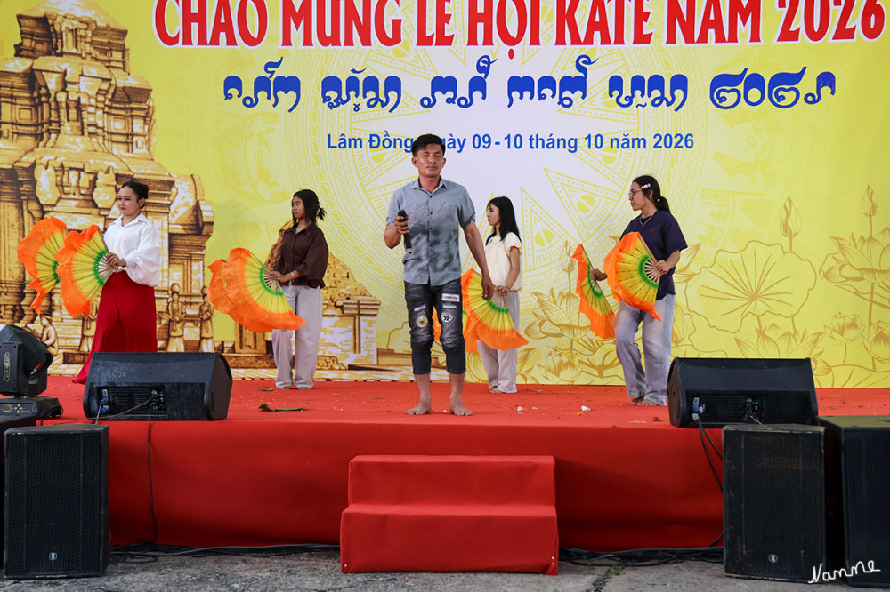 Katê-Fest der Cham
Traditionelle Musik mit Ginăng-Trommeln, Volkstänze und Gebete für eine gute Ernte, Gesundheit und Wohlstand finden an den drei Tagen statt. lt.vietnam.travel 
Schlüsselwörter: 2026; Vietnam