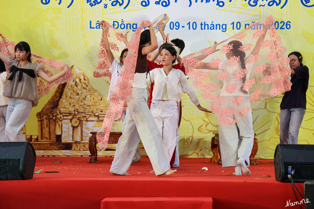 Katê-Fest der Cham
Traditionelle Musik mit Ginăng-Trommeln, Volkstänze und Gebete für eine gute Ernte, Gesundheit und Wohlstand finden an den drei Tagen statt. lt.vietnam.travel
Schlüsselwörter: 2026