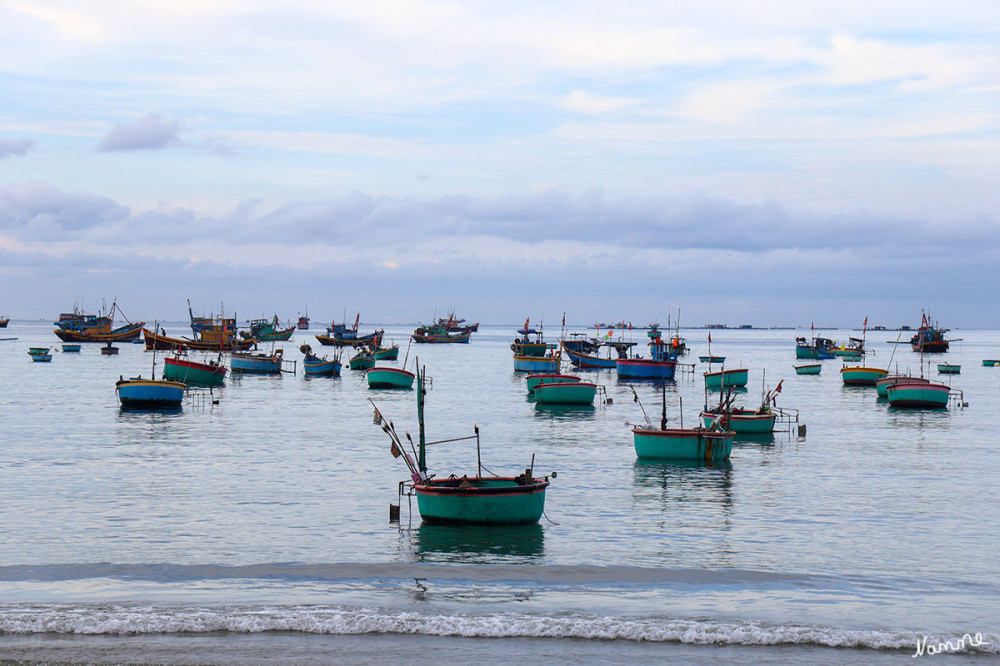 Morgens am Fischerhafen in Mui Ne
Südchinesischen Meer
Mit den kleinen runden Booten wird zu den Fischerbooten gefahren um den Fang der Nacht an den Strand zu bringen.
Schlüsselwörter: 2026; Vietnam