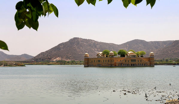 Wasserpalast
Fährt man von Jaipur zum Amber Fort, taucht auf der rechten Seite der Straße ein See auf, in dessen Mitte ein verträumtes Märchenschloss ruht: Der Wasserpalast Jal Mahal. 
laut indi-guide.de
Schlüsselwörter: Indien, Jaipur, Wasserpalast