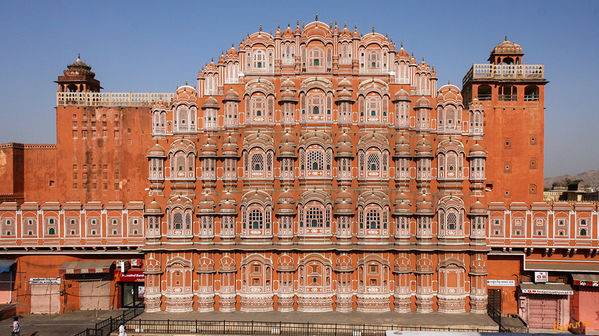 Jaipur - Palast der Winde
Das fünfstöckige pyramidenförmige Gebäude ist in der Tradition der Rajputen-Paläste aus rotem und pinkfarbenem Sandstein erbaut. Beeindruckend ist die üppig mit Balkonen und Erkern verzierte Fassade, deren Struktur an Bienenwaben erinnert. 
laut indi-guide.de
Schlüsselwörter: Indien, Jaipur, Palast der Winde