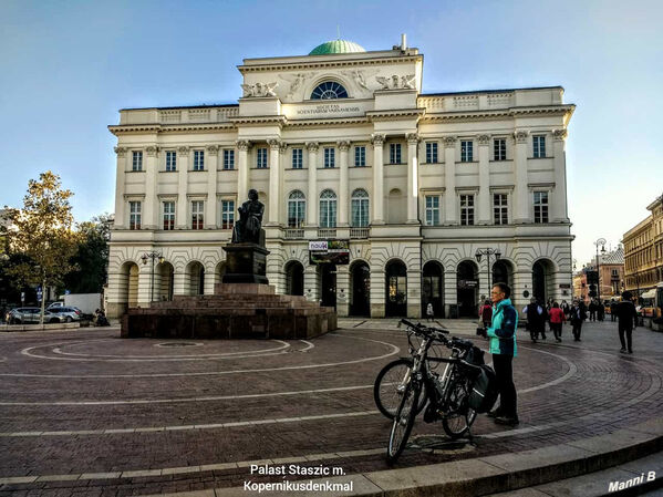 Warschauimpressionen
Der Staszic-Palast, der in exponierter Lage am historischen Warschauer Königsweg liegt, entstand in den 1820er Jahren als Sitz einer wissenschaftlichen Gesellschaft. Das klassizistische Gebäude wurde nach seinem Stifter benannt, diente aber nie als Residenz. laut Wikipedia
Schlüsselwörter: Polen