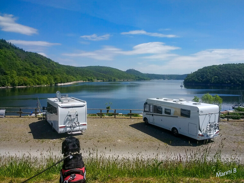 Am Edersee
auch Ederstausee genannt, ist mit 11,8 km² Wasseroberfläche und mit 199,3 Mio. m³ Stauraum der flächenmäßig zweit- und volumenmäßig drittgrößte Stausee in Deutschland. laut Wikipedia
Schlüsselwörter: Hessen