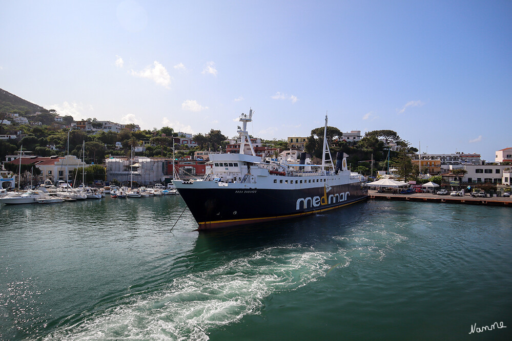 Ausfahrt aus den Hafen
Casamicciola Terme ist eine italienische Gemeinde mit 7715 Einwohnern (Stand 31. Dezember 2022) auf der Insel Ischia im Golf von Neapel. Der Ort hat einen Hafen mit Verbindungen nach Neapel und Pozzuoli. laut Wikipedia
Schlüsselwörter: Italien