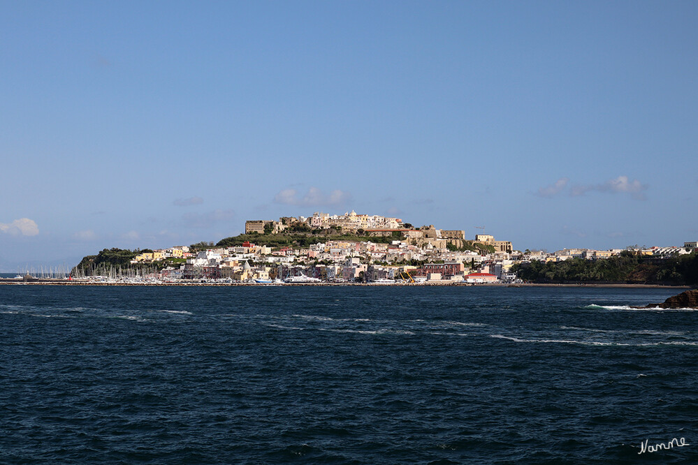Vorbei an Procida
Procida ist eine Insel im Golf von Neapel. Sie zählt zu den Phlegräischen Inseln und gehört zur Metropolitanstadt Neapel in Kampanien. laut Wikipedia
Schlüsselwörter: Italien