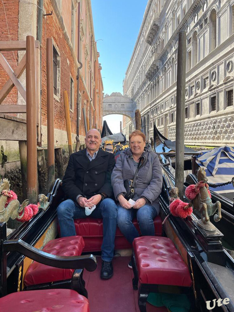 Impressionen aus Venedig
Im Hintergrund
Die Seufzerbrücke ist eine Bautenverbindungsbrücke, die den Dogenpalast und die Prigioni nuove, das neue Gefängnis, in der italienischen Stadt Venedig verbindet und über den Rio di Palazzo, einen etwa acht Meter breiten Kanal, führt. laut Wikipedia
Schlüsselwörter: 2022