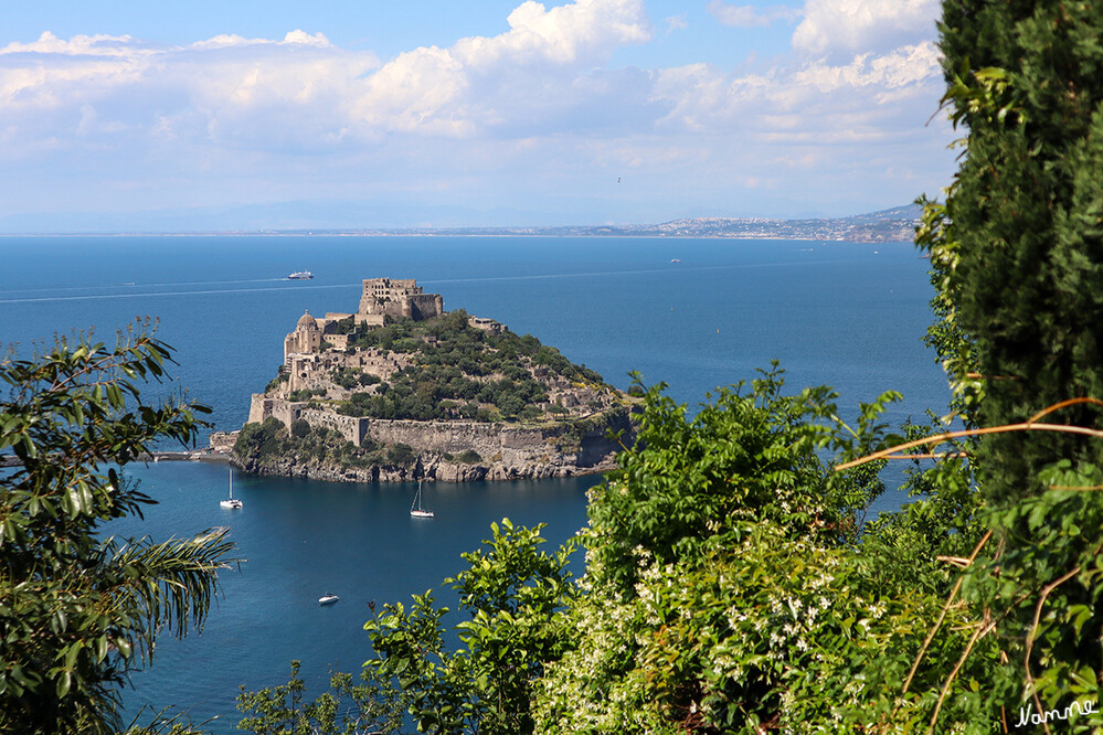 Blick auf das Castello Aragonese
Das Castello Aragonese ist eine Festung, die sich auf einer kleinen Felseninsel aus Trachyt an der Ostseite der Insel Ischia befindet. Sie ist durch eine gemauerte, 200 Meter lange Brücke mit dem alten Ort Borgo di Celsa verbunden, der heute mit dem Castello als Ortsteil Ponte der Gemeinde Ischia angehört. laut Wikipedia
Schlüsselwörter: Italien; 2024
