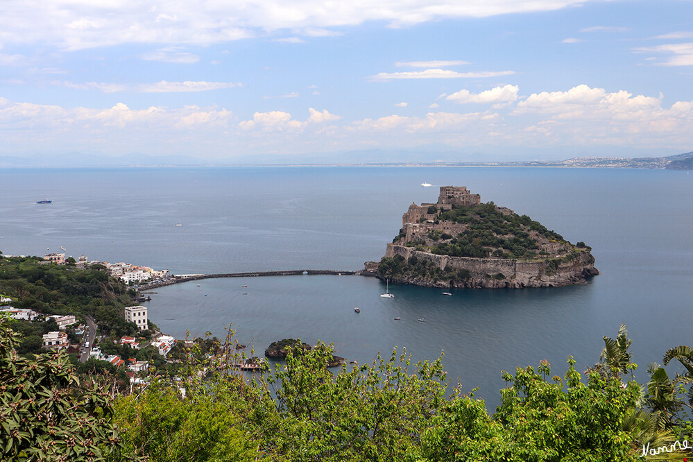Blick auf das Castello Aragonese
auf dem Weg zu Francesco
Das Castello Aragonese ist eine Festung, die sich auf einer kleinen Felseninsel aus Trachyt an der Ostseite der Insel Ischia befindet. Sie ist durch eine gemauerte, 200 Meter lange Brücke mit dem alten Ort Borgo di Celsa verbunden, der heute mit dem Castello als Ortsteil Ponte der Gemeinde Ischia angehört. laut Wikipedia
Schlüsselwörter: Italien; 2024